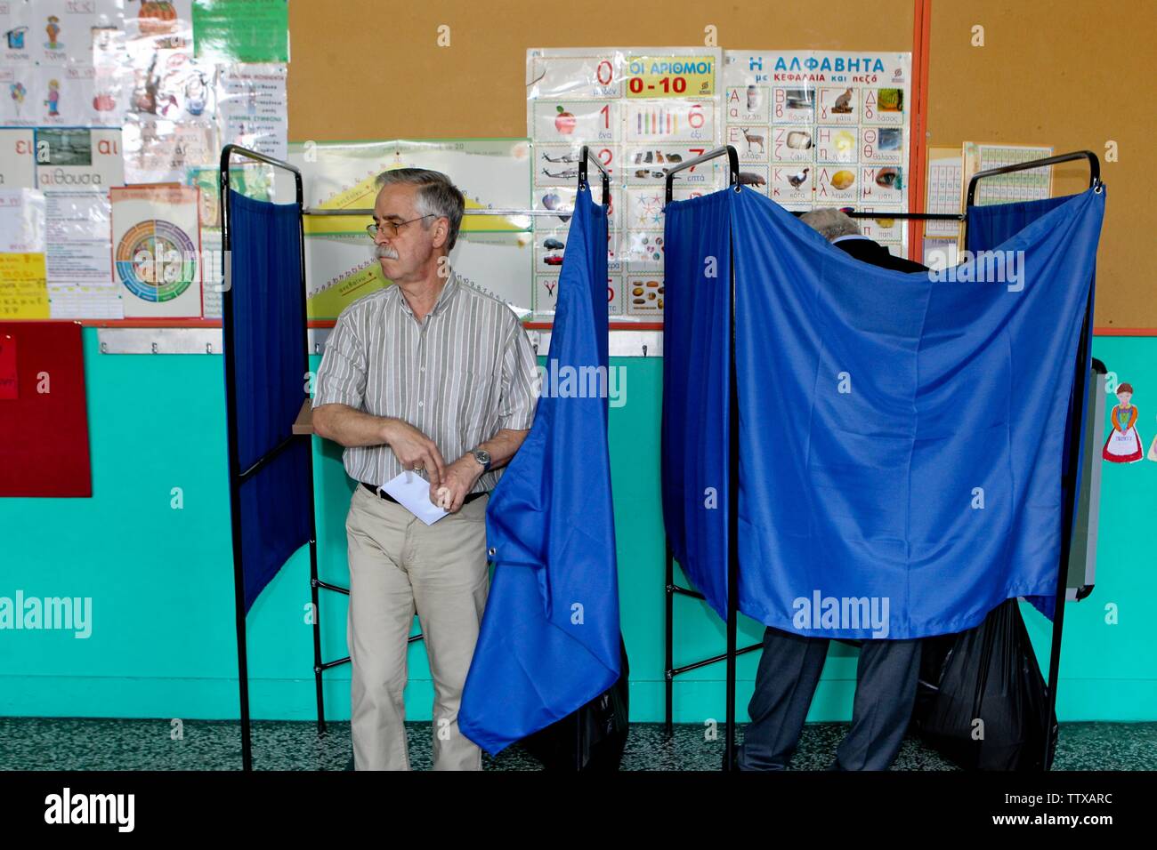 Ouverture du scrutin début dimanche en Grèce, avec près de 10 millions d'électeurs appelés à voter pour le Parlement européen, des conseils régionaux et locaux. Banque D'Images