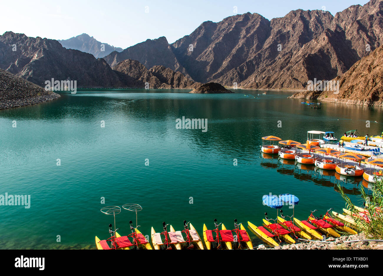 Magnifique Barrage Hatta à Dubaï pour profiter de l'eau week-end des activités d'aventure incroyable montagne paysage de Hatta lake Banque D'Images