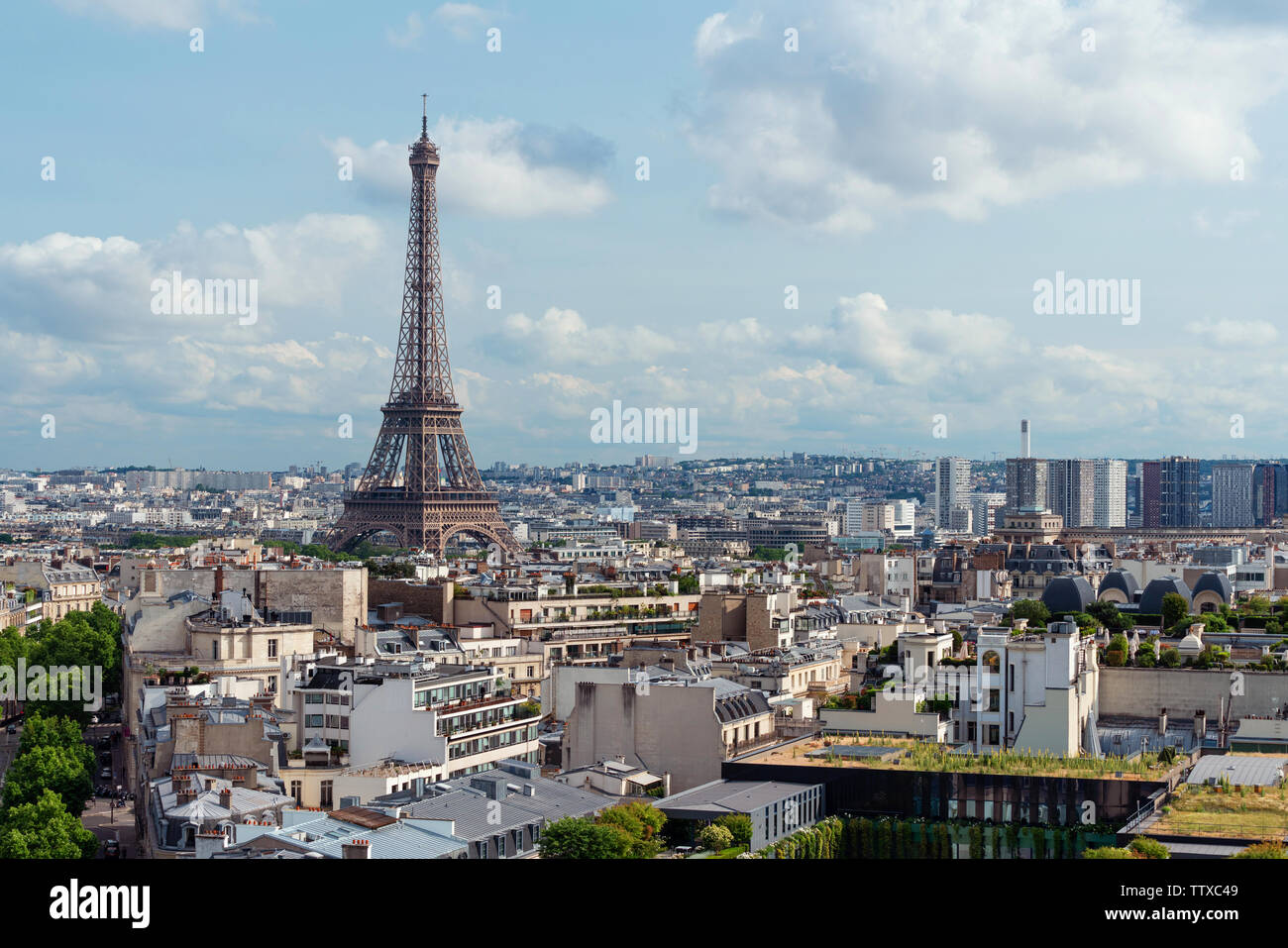 La ville de Paris en France avec Eiffel tower emblématiques et symbole de la France à l'été Banque D'Images