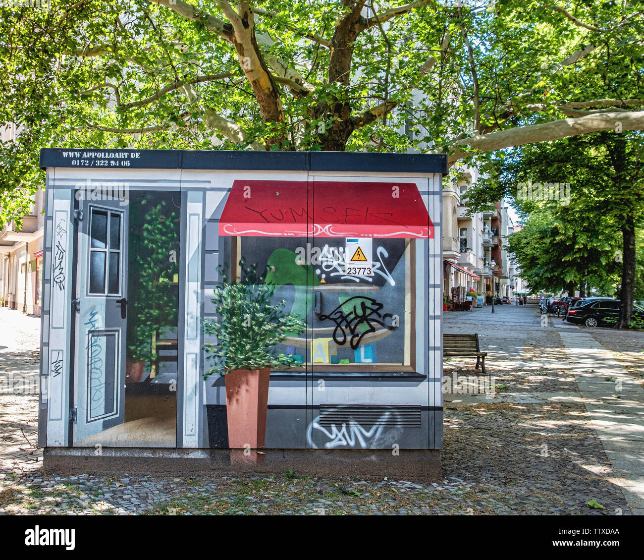 Charlottenburg, Berlin Street view. L'utilitaire peint fort sur le pavé, boîte de service déguisé Banque D'Images