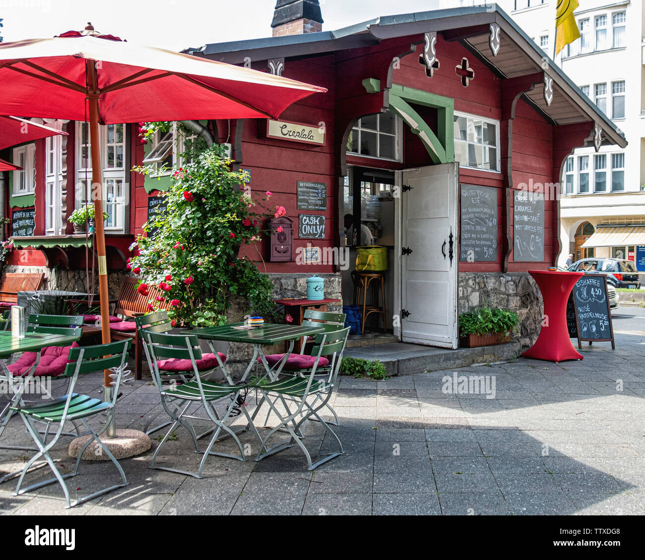 Creplala. Vente crêperie crêpes sucrées et salées & gaufres dans un kiosque rustique sur Amrichtsplatz Charlottenburg-Berlin, Banque D'Images