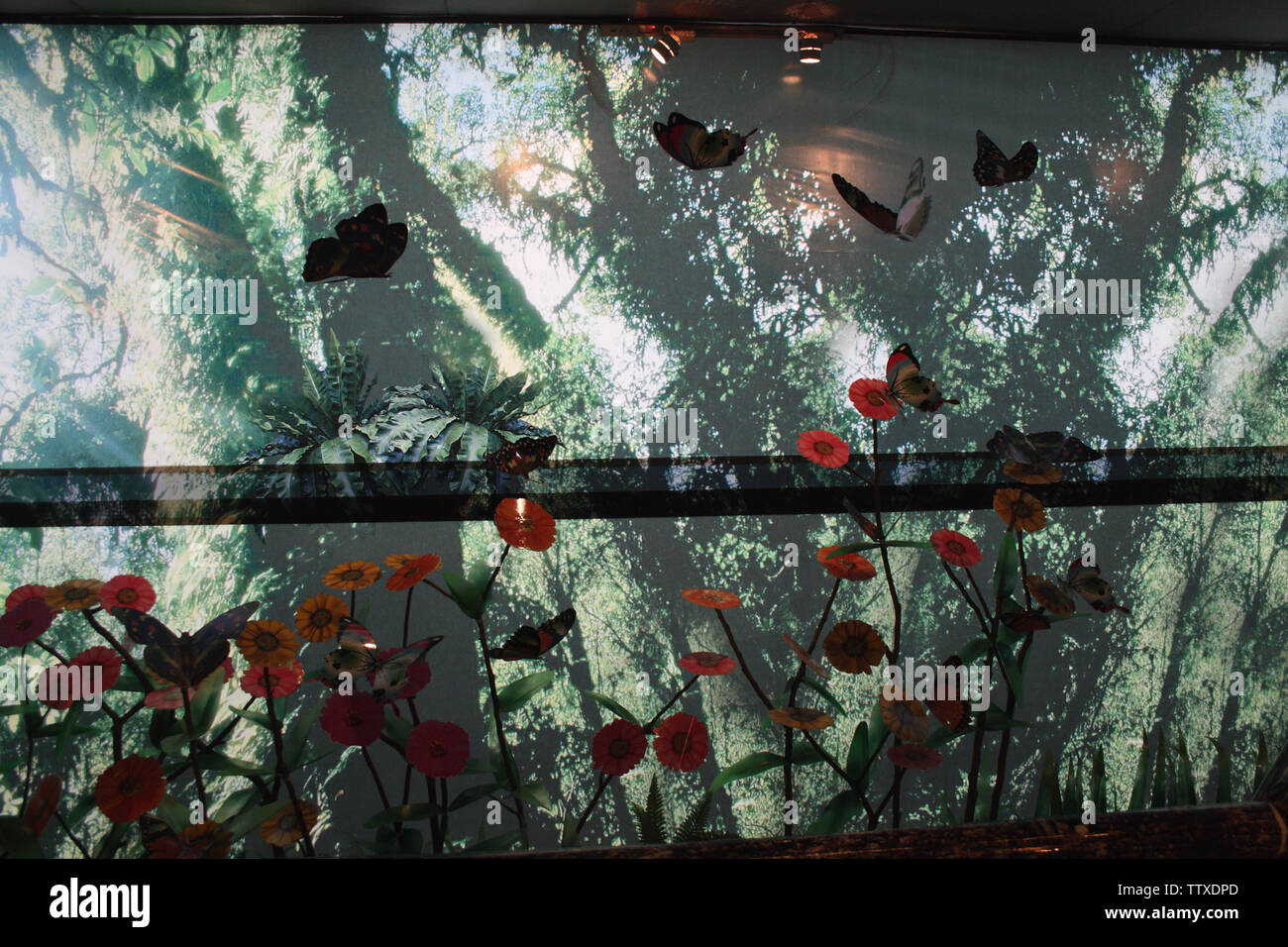 Graffiti sur une passerelle surélevée, Bangkok, Thaïlande Banque D'Images