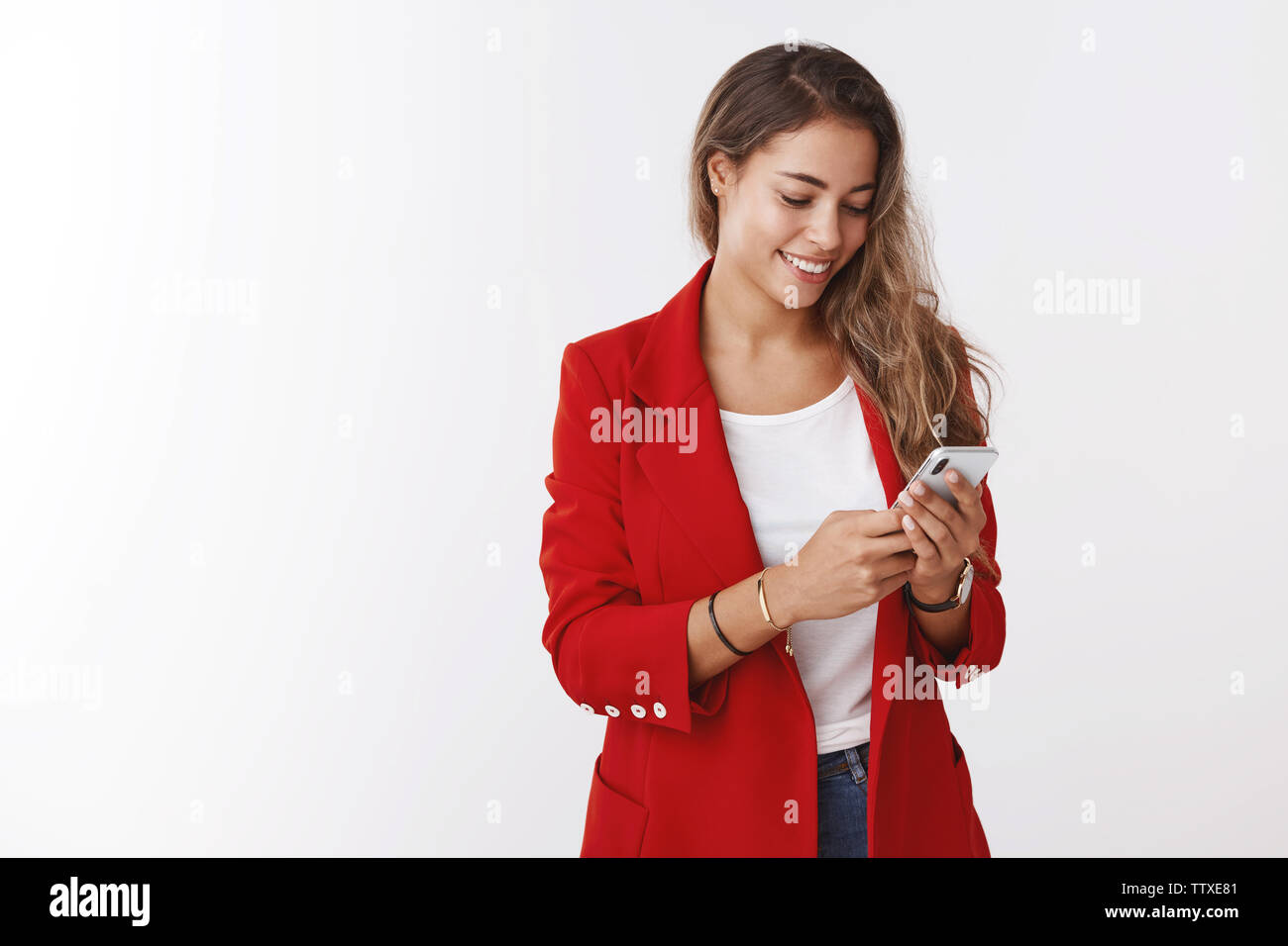 Businesswoman messaging à emporter Grab partenaire près de café, l'écran du smartphone bureau tapant holding mobile phone à écran gadget smiling Banque D'Images