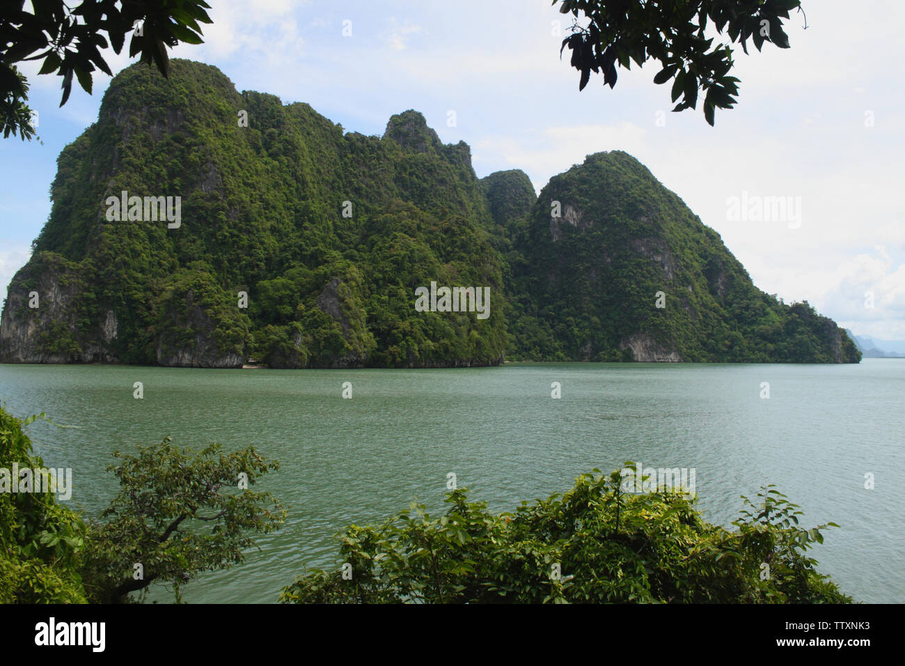 Île en mer, baie de Phang Nga, Phuket, Thaïlande Banque D'Images