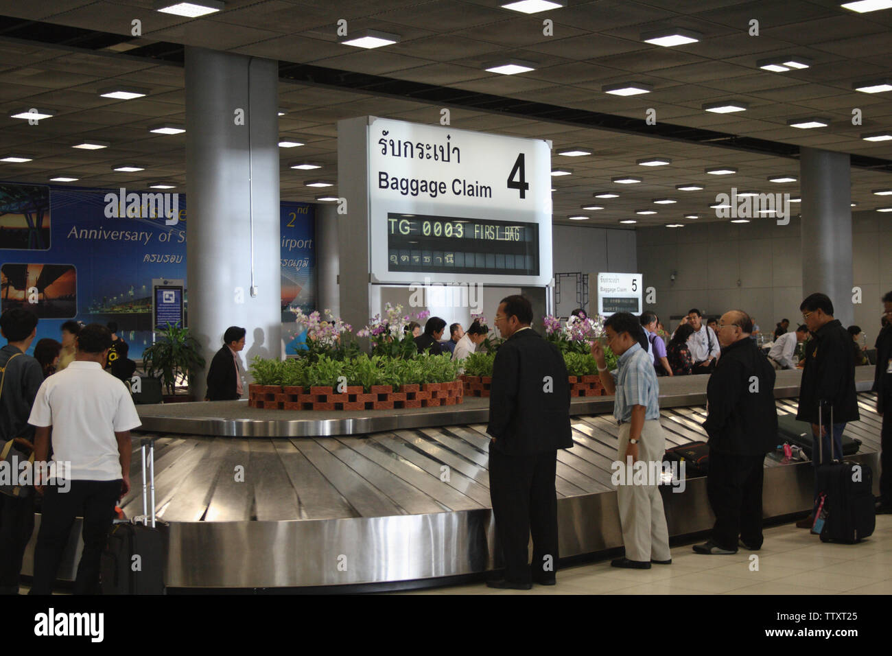 Passagers en attente de bagages dans un carrousel d'aéroport, aéroport de Suvarnabhumi, Bangkok, Thaïlande Banque D'Images