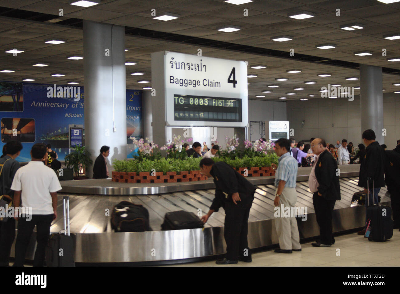 Passagers en attente de bagages dans un carrousel d'aéroport, aéroport de Suvarnabhumi, Bangkok, Thaïlande Banque D'Images