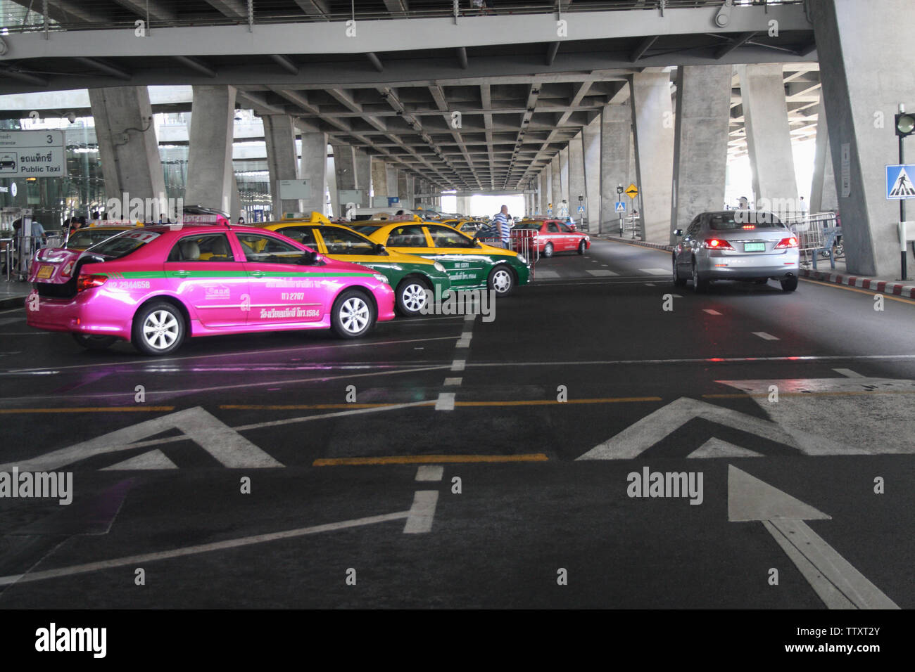 Voitures dans un parking de l'aéroport, aéroport de Suvarnabhumi, Bangkok, Thaïlande Banque D'Images