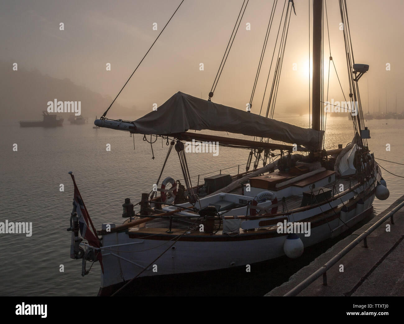 Crosshaven, Cork, Irlande. 18 Juin, 2019. Tôt le matin, le brouillard commence à se dissiper avec le soleil du matin sur le yacht norvégien qui Flekkeroy est lié à l'embarcadère à Crosshaven, co Cork, Irlande. Crédit : David Creedon/Alamy Live News Banque D'Images