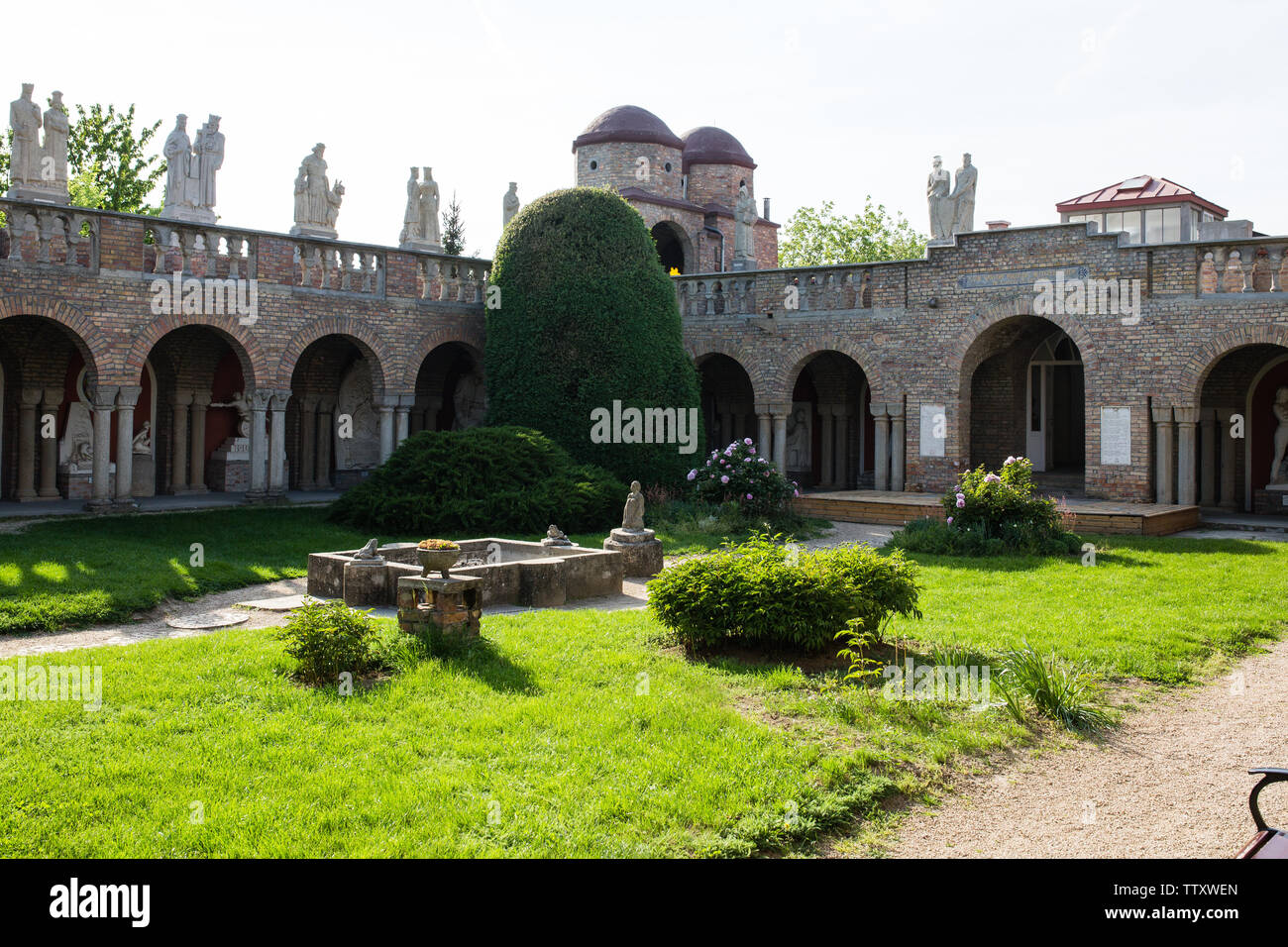 SZEKESFEHERVAR, HONGRIE - 25 Avril 2018 : Bory Var, gracieux château construit par un homme dans le Bory Jeno Szekesfehervar, Hongrie Banque D'Images