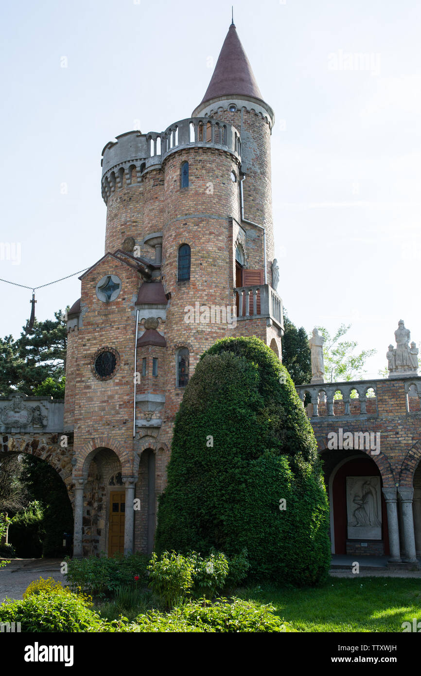 SZEKESFEHERVAR, HONGRIE - 25 Avril 2018 : Bory Var, gracieux château construit par un homme dans le Bory Jeno Szekesfehervar, Hongrie Banque D'Images