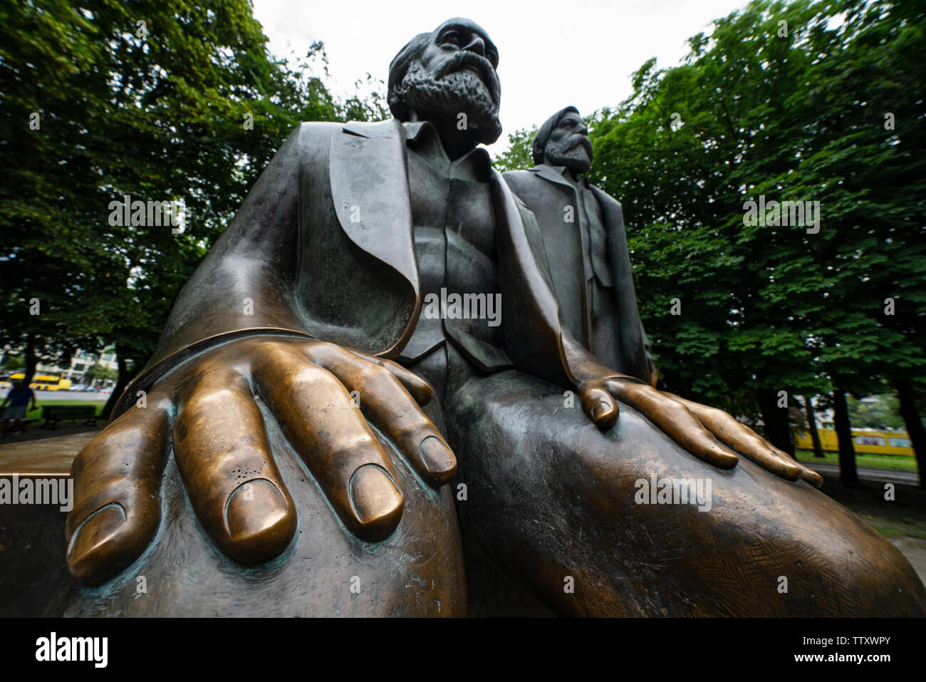 Statue de Karl Marx et Engels à Alexanderplatz dans Mitte, Berlin, Allemagne Banque D'Images