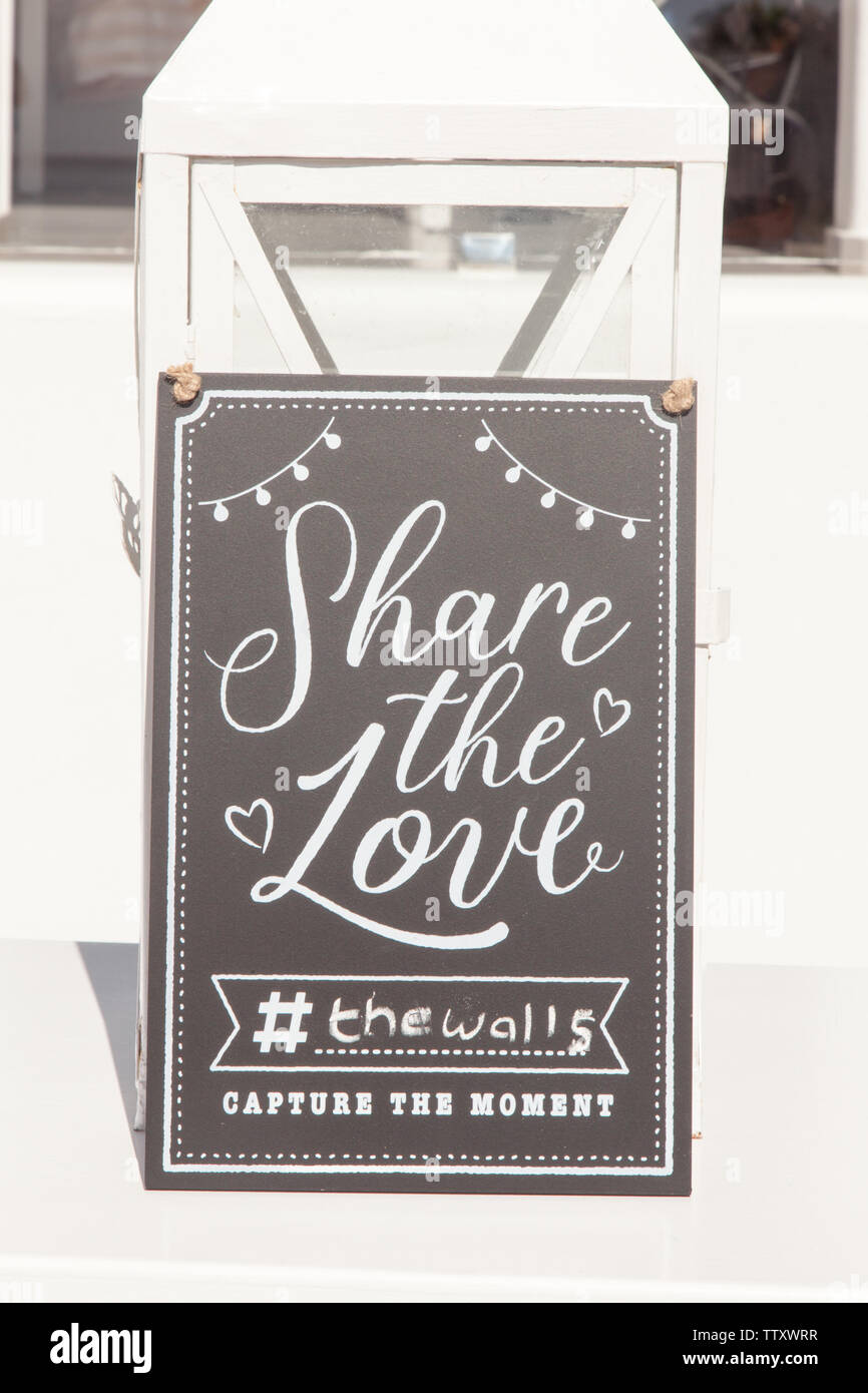 Partager l'amour capturez le moment signe en cérémonie de mariage Banque D'Images