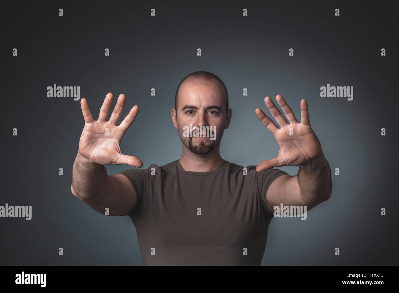 Portrait d'un homme avec des mains tendues devant lui. Selective focus studio shot Banque D'Images