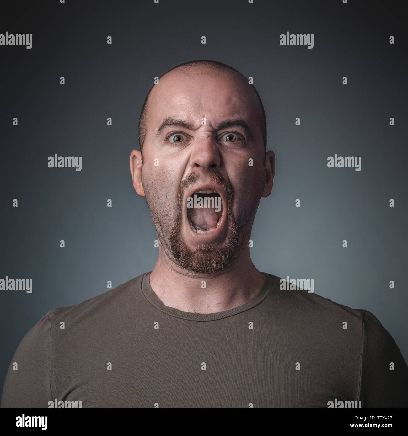 Portrait d'un homme qui crie, le concept de stress et de colère. Banque D'Images