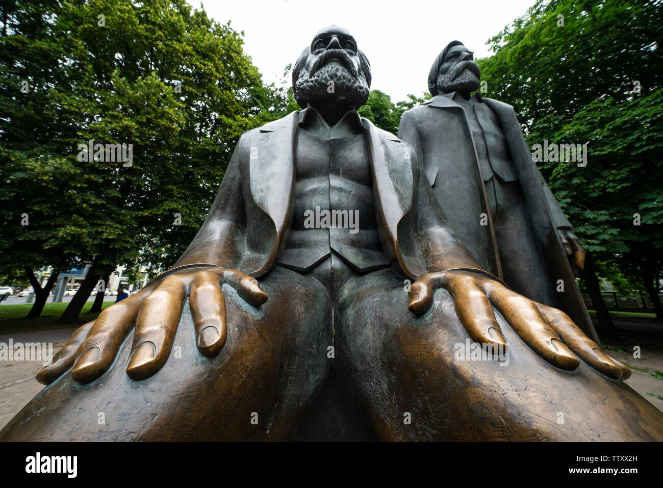 Statue de Karl Marx et Engels à Alexanderplatz dans Mitte, Berlin, Allemagne Banque D'Images