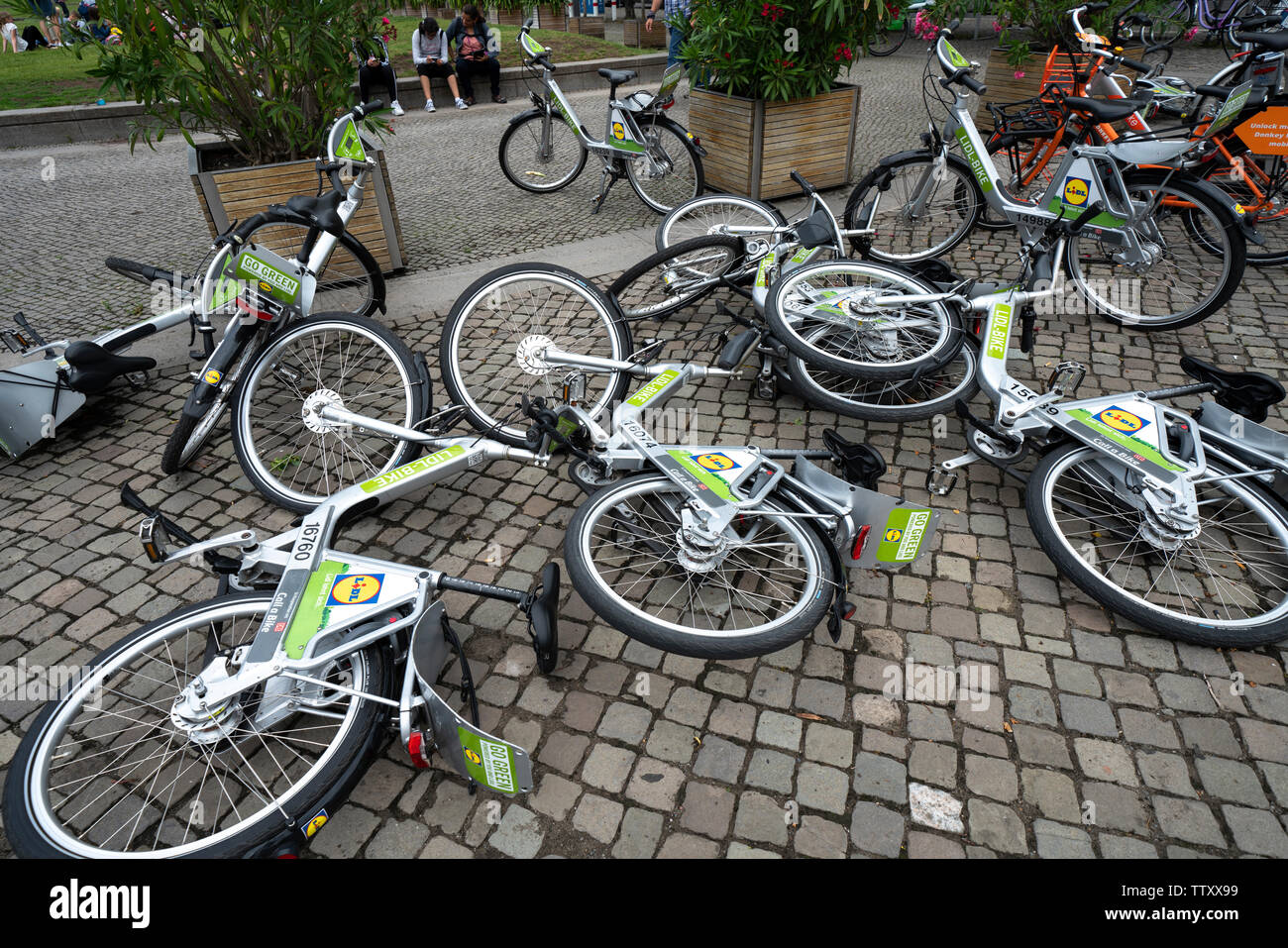 Service de location de vélos sur la rue renversée à Berlin, Allemagne Banque D'Images