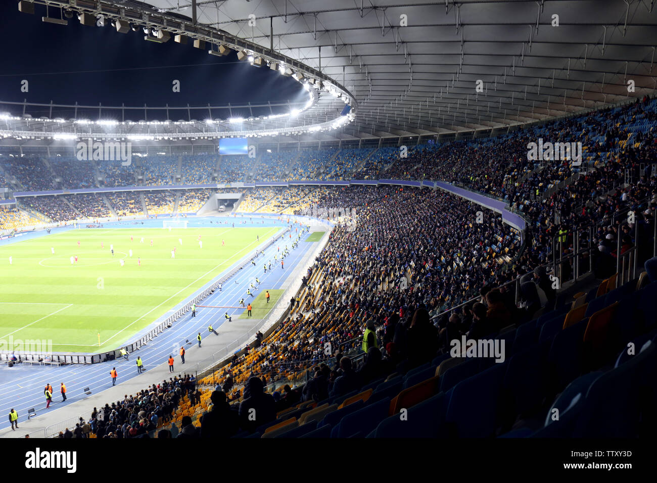 Vue panoramique du stade lors de match de football moderne Banque D'Images