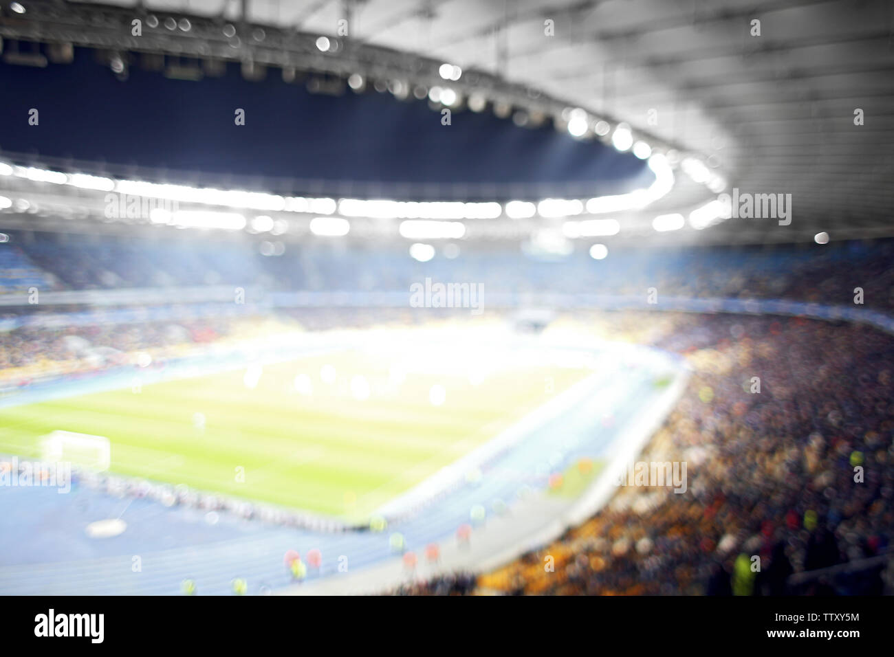 Vue panoramique du stade moderne au cours de match de football, l'arrière-plan flou Banque D'Images