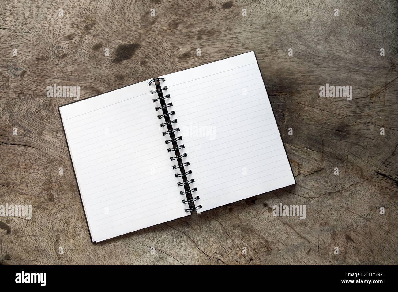 Livre blanc sur bois ouvert blanc note de tableau Banque D'Images