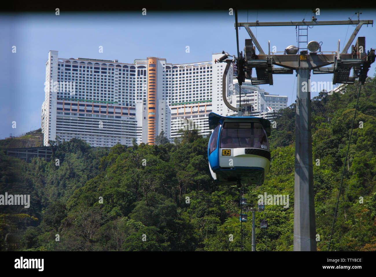 Téléphérique avec immeubles de bureaux en arrière-plan, Genting Highlands, Malaisie Banque D'Images
