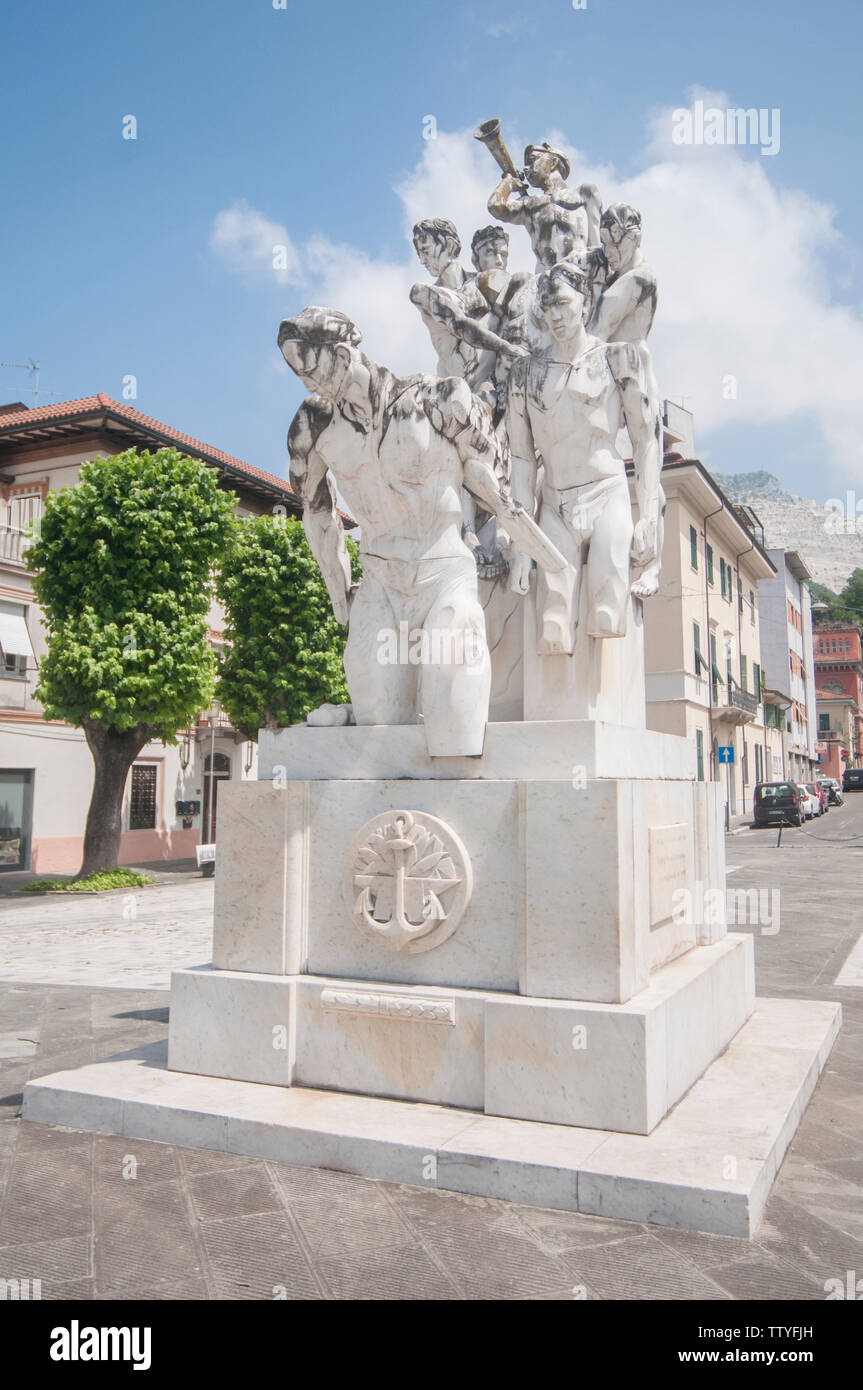 CARRARA, ITALIE - 16 juin 2019 : le monument aux morts au travail carriers situé sur la Piazza San Francesco Banque D'Images