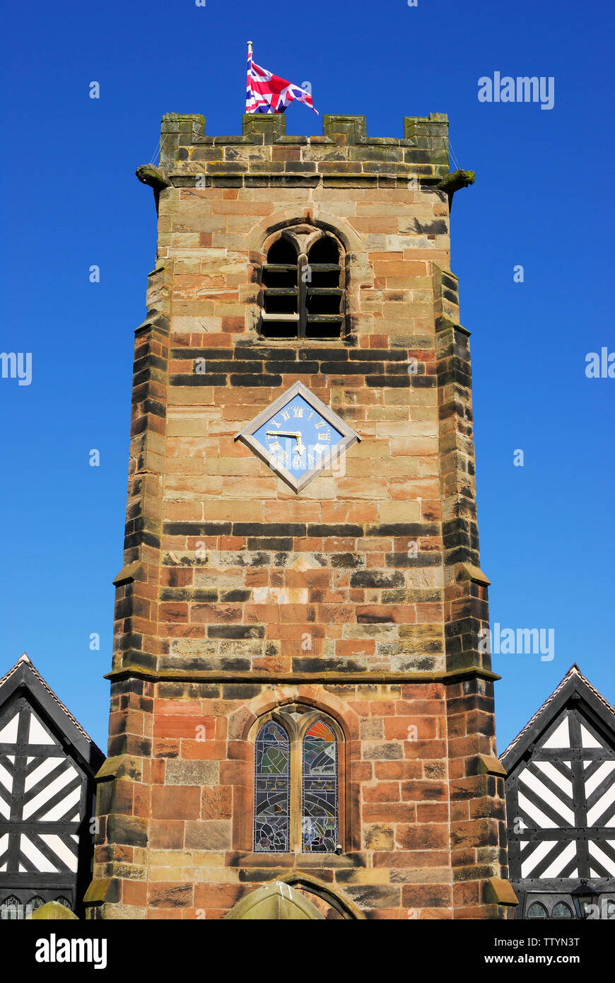 Le 16ème siècle, clocher de l'église de St Oswald, dans le village de Lower Peover, Cheshire, Angleterre du Nord Banque D'Images