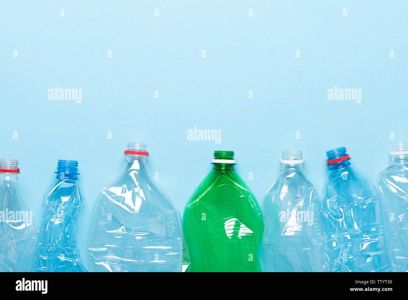 Les bouteilles en plastique sur fond bleu vue d'en haut. Recycler les déchets plastiques concept pollution avec copie-espace. Banque D'Images