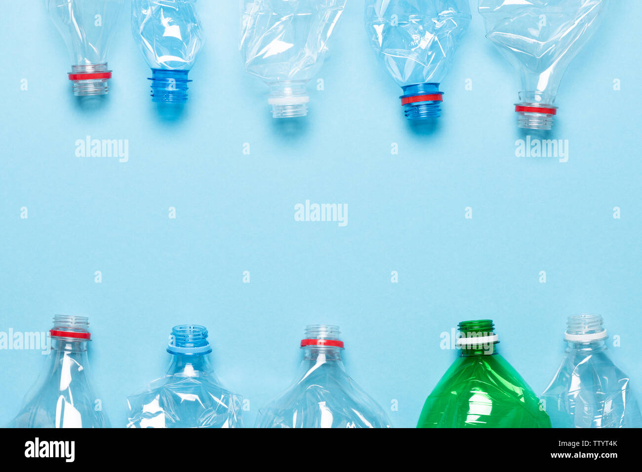 Les bouteilles en plastique sur fond bleu vue d'en haut. Recycler les déchets en plastique modèle concept de la pollution. Banque D'Images