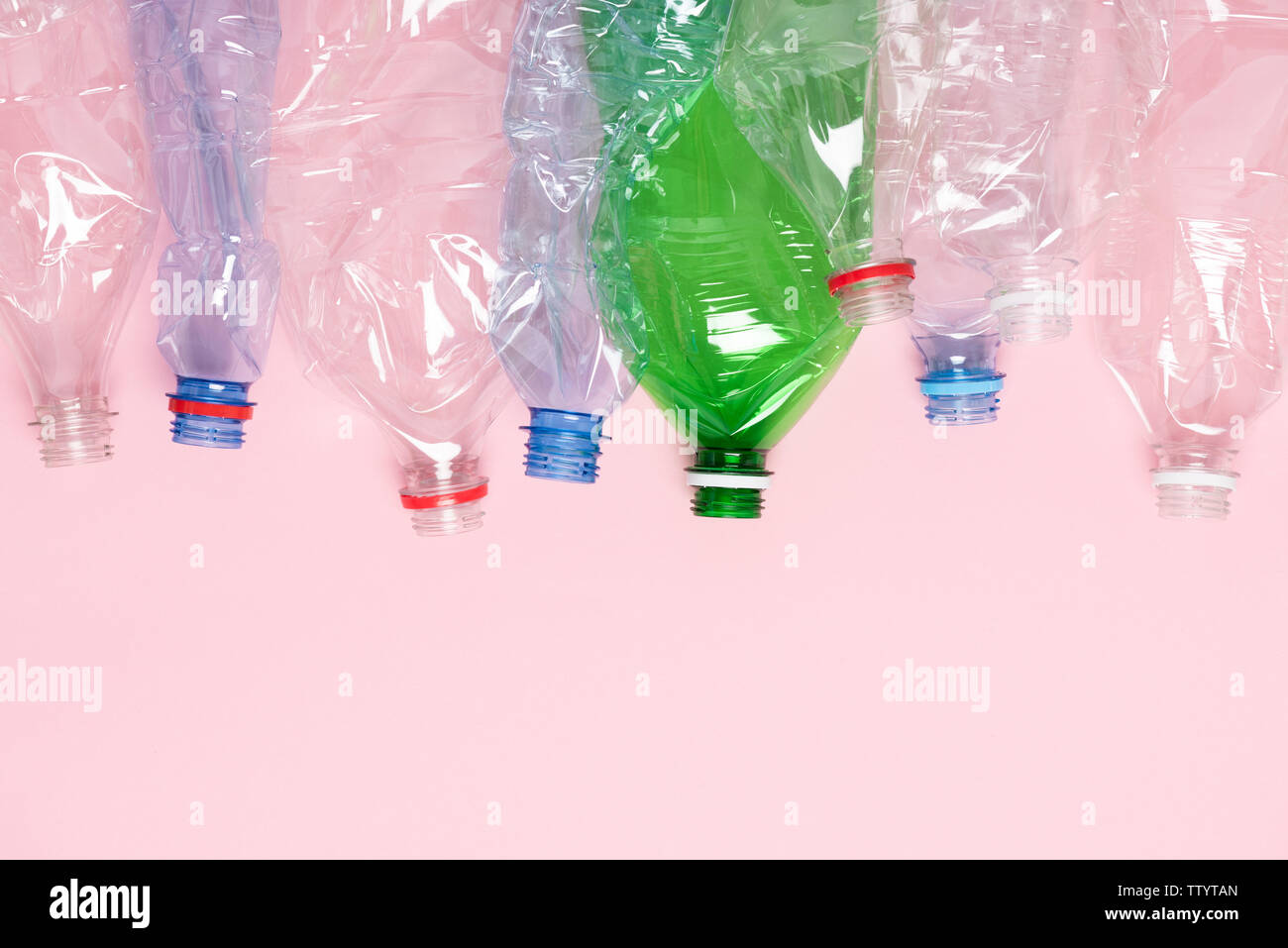 Les bouteilles en plastique pour les recycler Vue supérieure avec copie espace. Banque D'Images