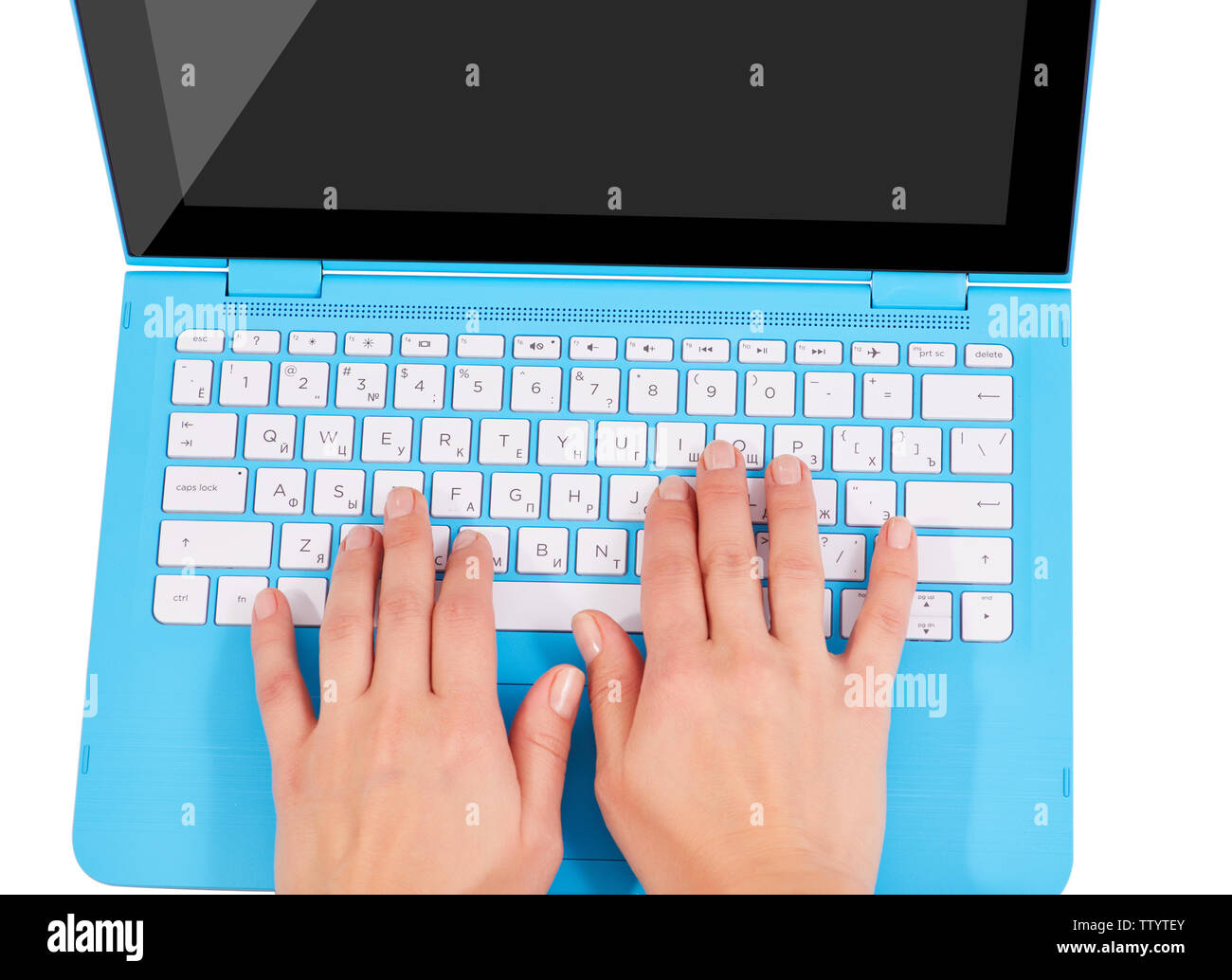 Mains d'une femme de taper du texte sur un clavier sur un clavier d'ordinateur portable en vue d'en haut en couleur bleu Banque D'Images