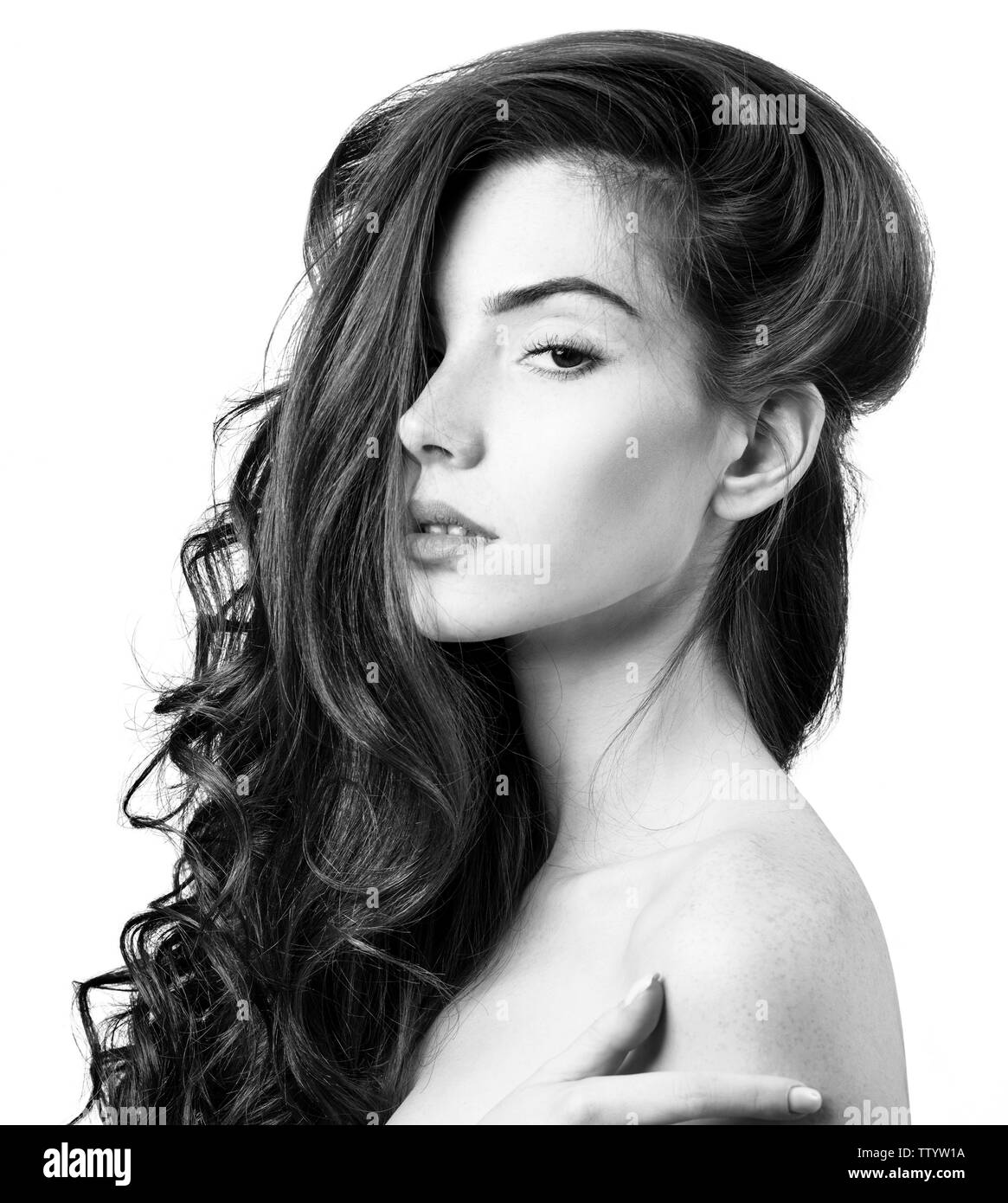 Portrait de beauté d'une femme avec de beaux cheveux longs. Banque D'Images