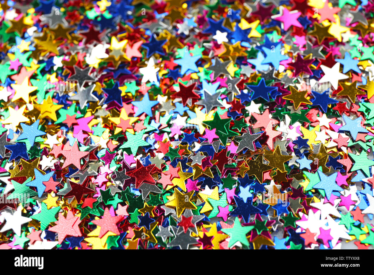 Confettis lumineux en forme d'étoiles, gros plan Banque D'Images