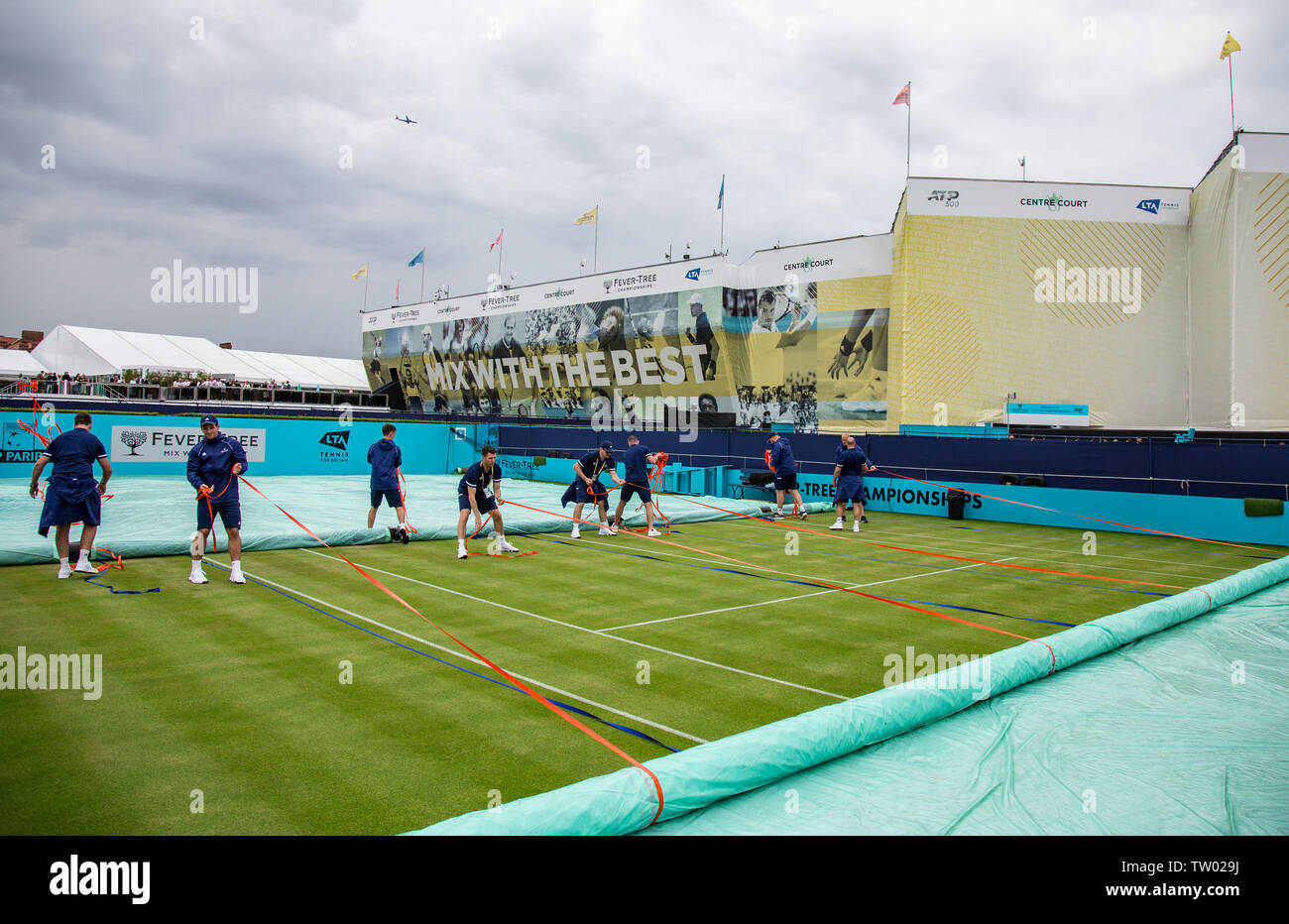 Londres, Royaume-Uni. 18 Juin, 2019. Couvre pluie sont utilisés dans la préparation de mauvais temps durant la 2e journée de championnat de tennis Fever-Tree 2019 au Queen's Club, Londres, Angleterre le 18 juin 2019. Photo par Andy Rowland. Credit : premier Media Images/Alamy Live News Banque D'Images