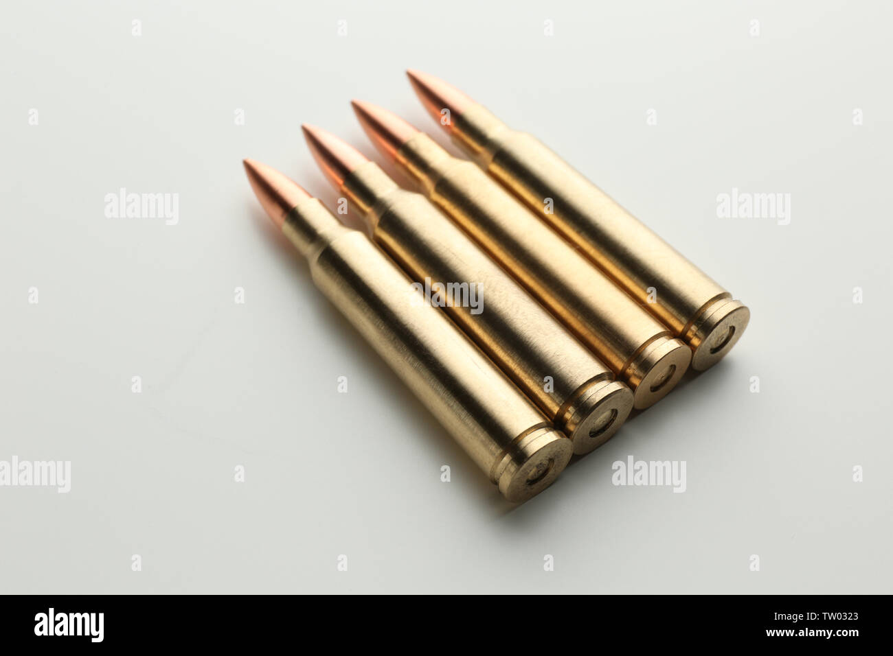 Balles de fusil sur fond blanc Banque D'Images