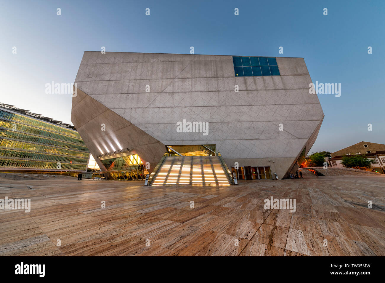 Casa de Musica / Maison de la musique, Porto, Portugal au crépuscule Banque D'Images