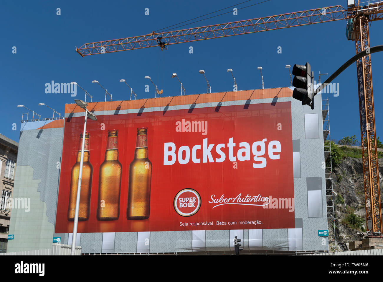 La thésaurisation de la publicité de plein air dans la région de Porto pour la bière locale SuperBock Banque D'Images