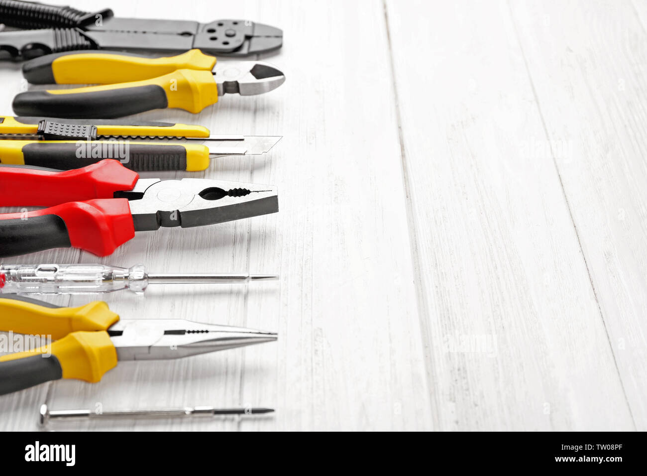 Différents outils électriques sur table en bois Banque D'Images