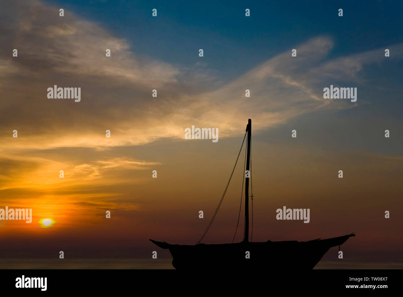Silhouette d'un bateau au coucher du soleil Banque D'Images
