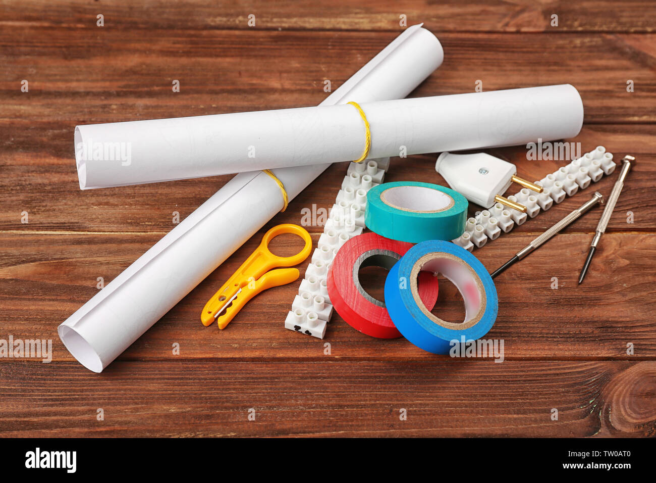 Outils d'électricien sur fond de bois Banque D'Images