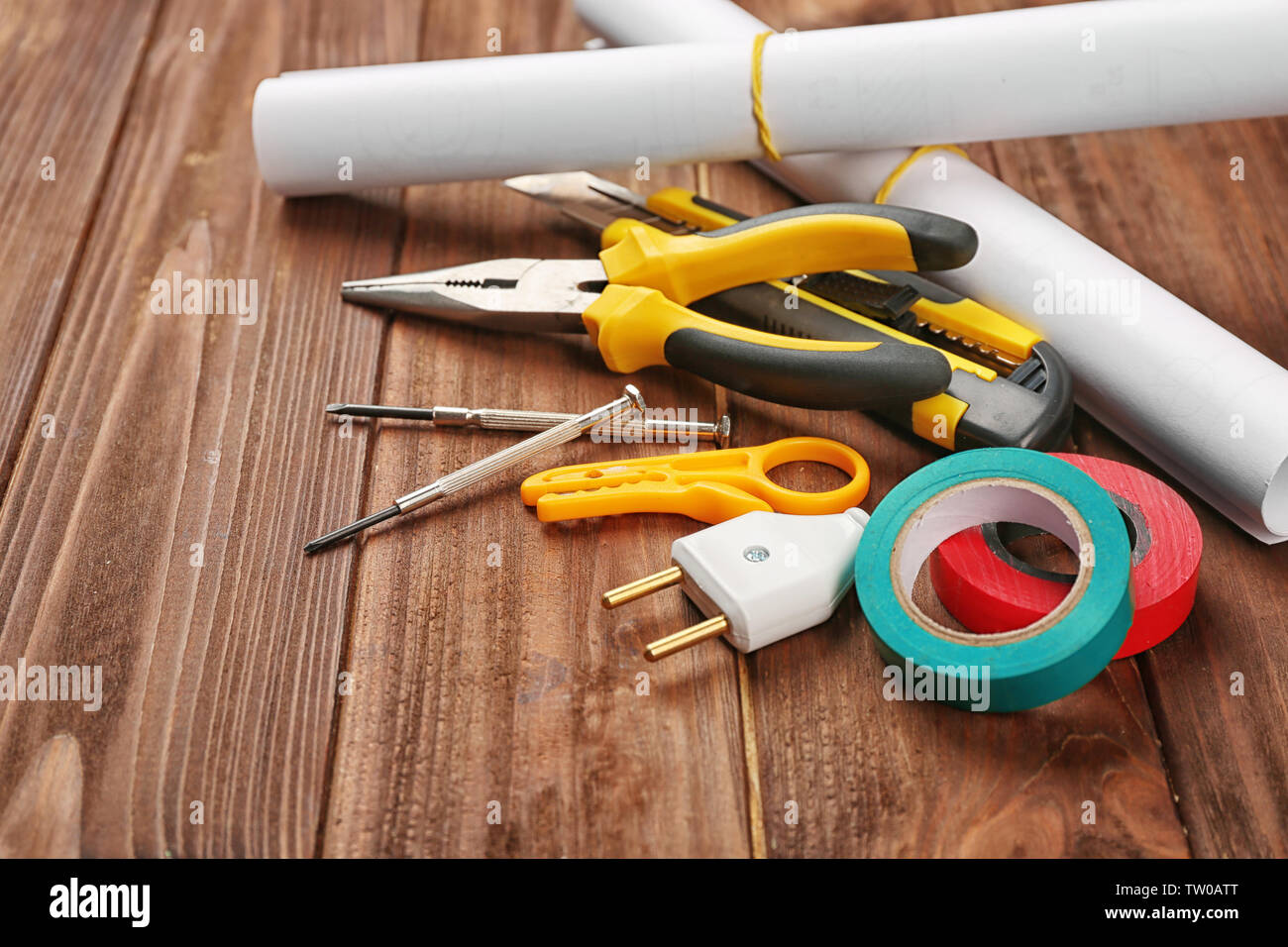 Outils d'électricien sur fond de bois Banque D'Images