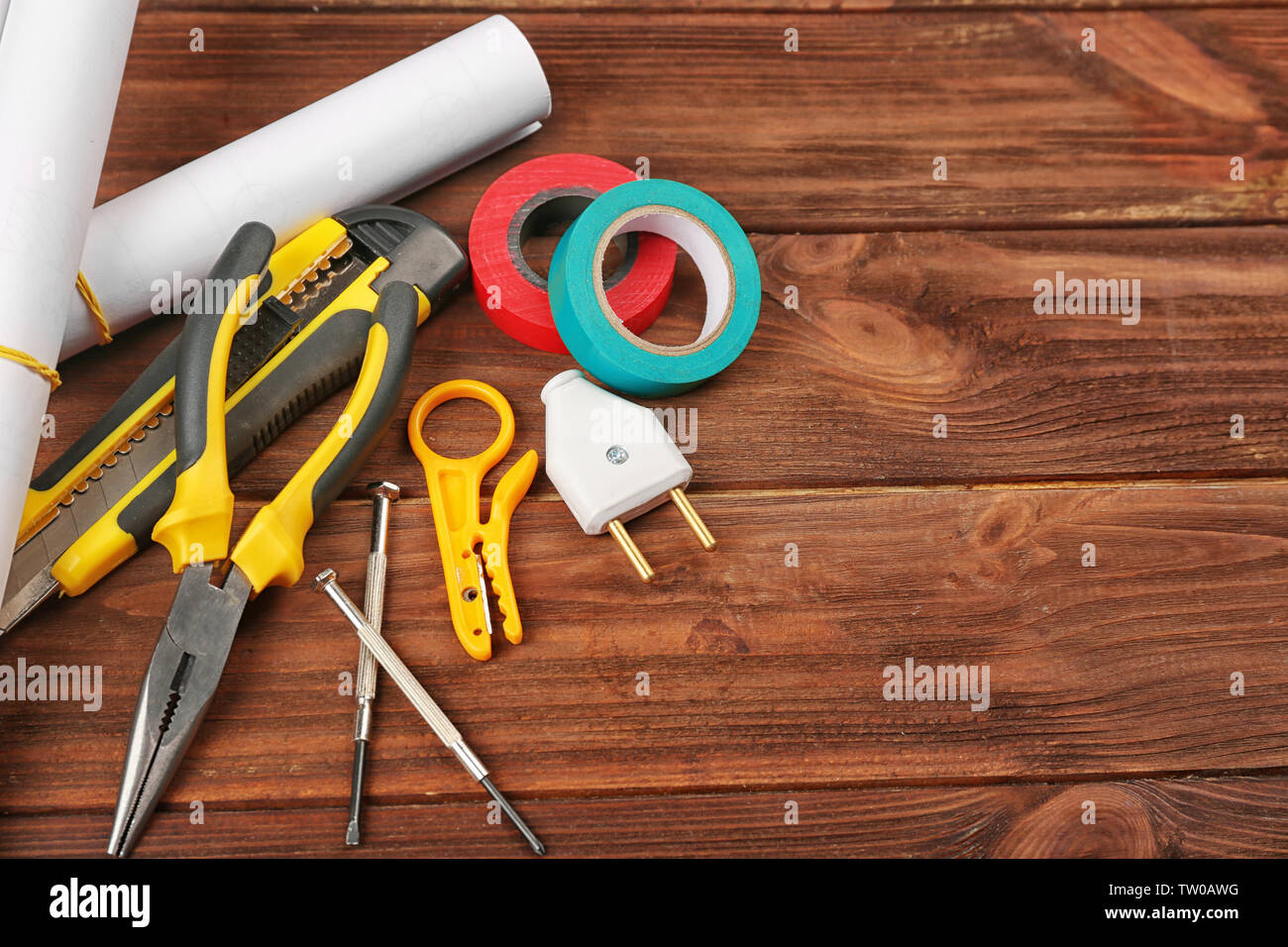 Outils d'électricien sur fond de bois Banque D'Images