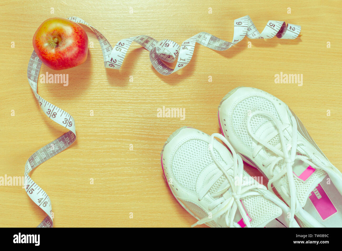Chaussures et équipement de sport sur un sol en parquet, vue du dessus Banque D'Images