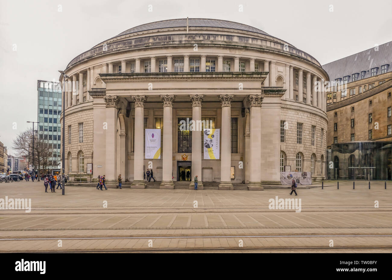 Picadilly, Manchester, UK - 19 janvier 2019 : Bibliothèque centrale ronde iconique bâtiment avec des gens qui marchent autour de la zone. Banque D'Images