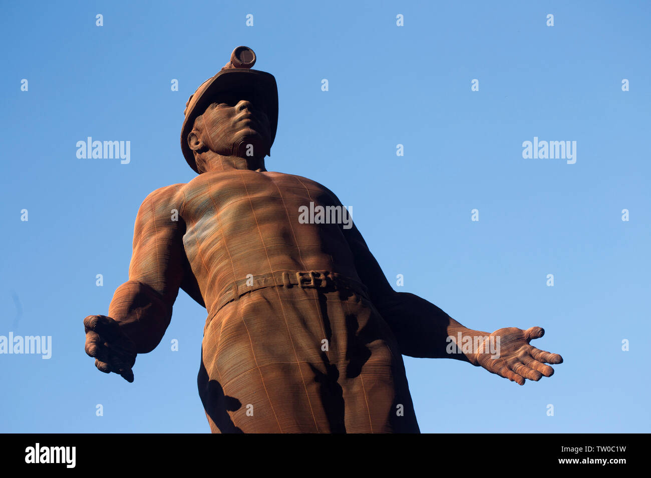 Guardian Miners Memorial par Sebastian Boyesen au Parc Arael Griffin, Six Cloches, Abertillery, commémorant la mort de 45 mineurs le 28 juin 1960 et Banque D'Images