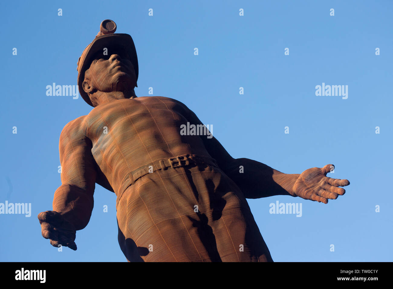 Guardian Miners Memorial par Sebastian Boyesen au Parc Arael Griffin, Six Cloches, Abertillery, commémorant la mort de 45 mineurs le 28 juin 1960 et Banque D'Images