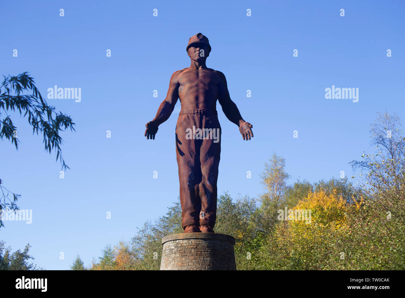 Guardian Miners Memorial par Sebastian Boyesen au Parc Arael Griffin, Six Cloches, Abertillery, commémorant la mort de 45 mineurs le 28 juin 1960 et Banque D'Images