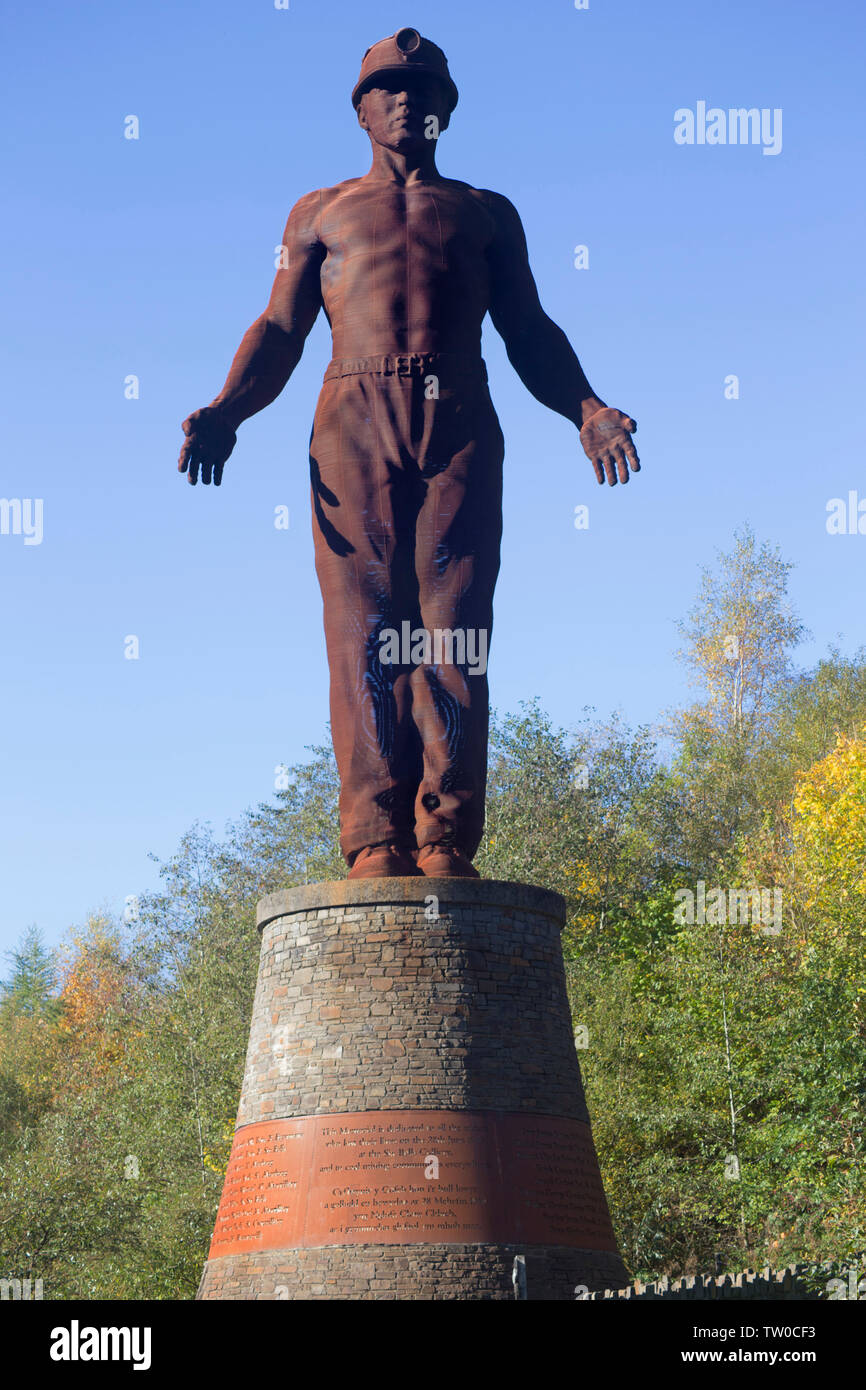 Guardian Miners Memorial par Sebastian Boyesen au Parc Arael Griffin, Six Cloches, Abertillery, commémorant la mort de 45 mineurs le 28 juin 1960 et Banque D'Images