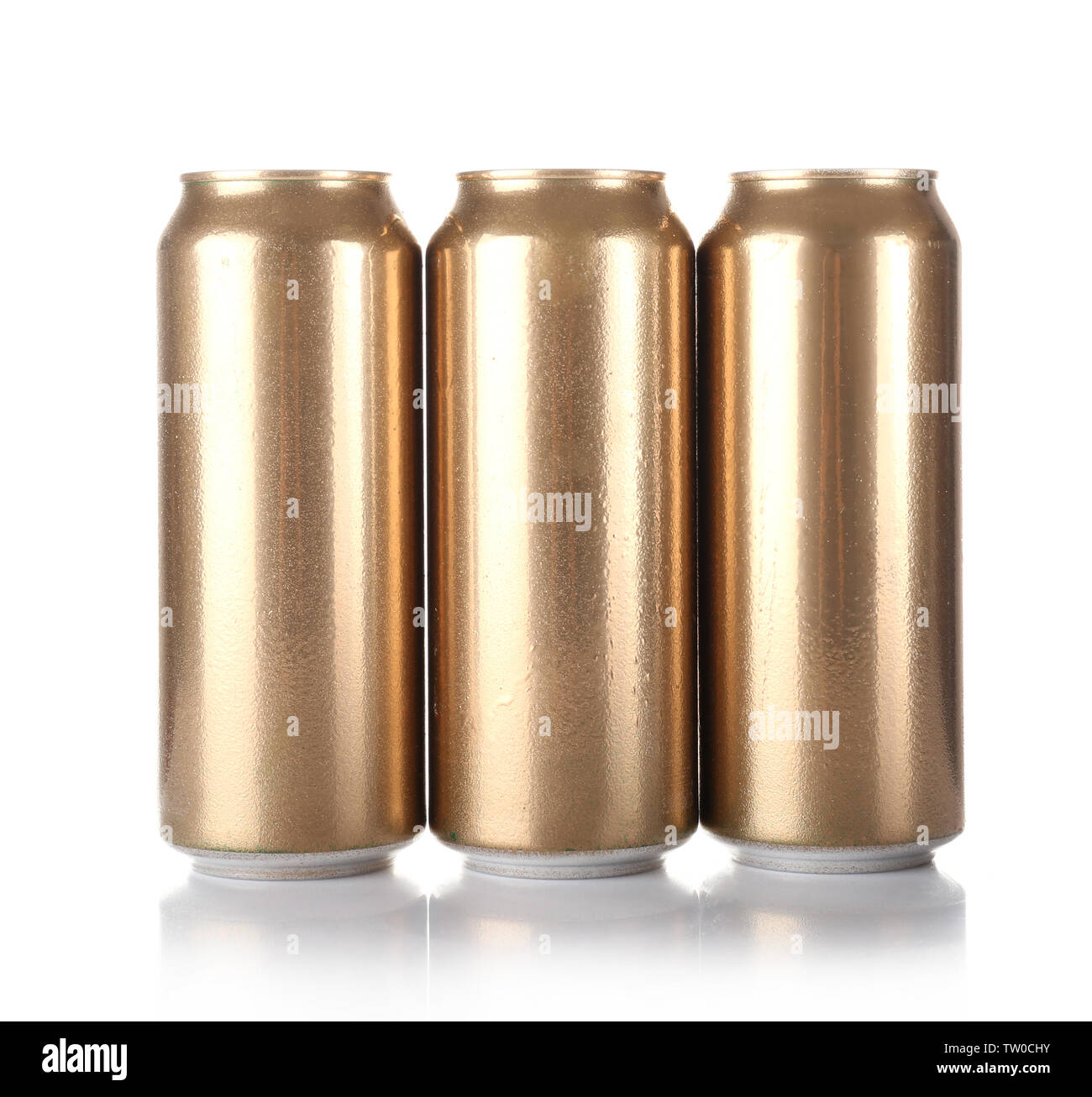 Canettes de bière dans une rangée isolated on white Banque D'Images
