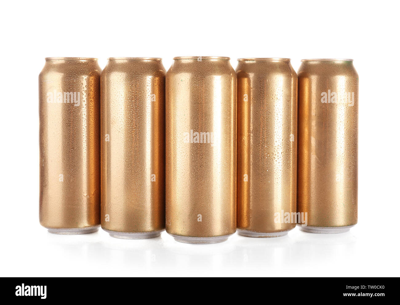 Canettes de bière dans une rangée isolated on white Banque D'Images