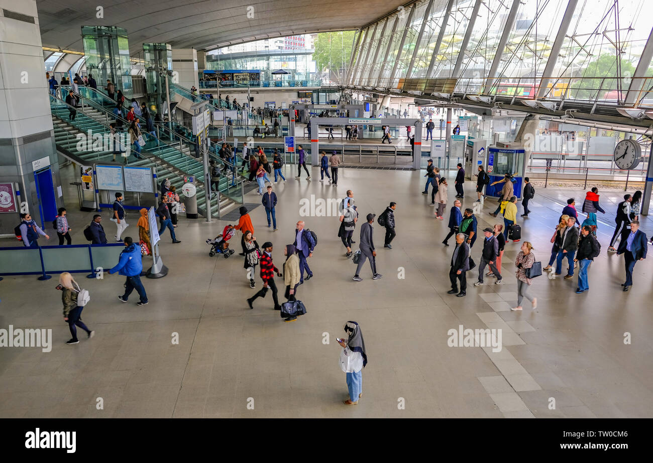 Stratford, London, UK - 16 mai 2019 : dans le grand hall à la gare de Stratford avec les passagers de passage entre les lignes. Banque D'Images